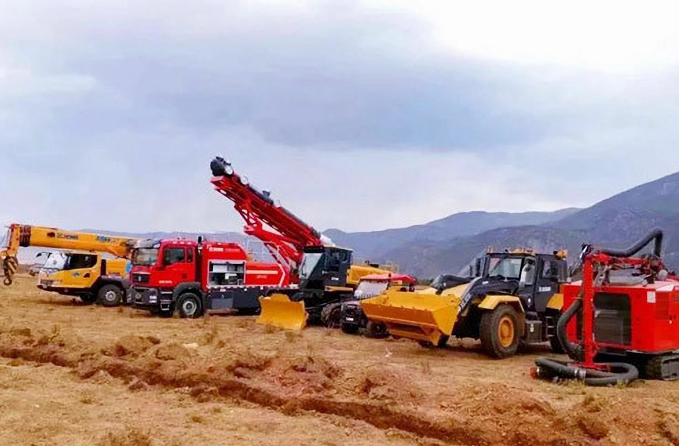 徐工參與空地聯(lián)合營救滅火、“孤島”救援、堰塞湖險(xiǎn)情處置等實(shí)戰(zhàn)演練。