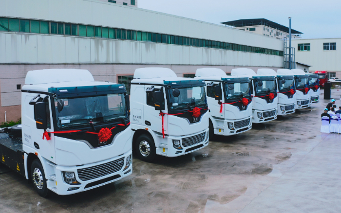 預(yù)見(jiàn)“梅”好！百臺(tái)徐工底置充電牽引車(chē)奔赴廣東梅州